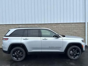 2024 Jeep Grand Cherokee Limited 4x4 in a Silver Zynith exterior color and Global Blackinterior. Wilmington Auto Center Chrysler Dodge Jeep Ram (937) 556-6430 wilmingtonautocentercdjr.com 