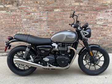 2023 Triumph Speed Twin 900 in a Silver Ice exterior color. Motoworks Chicago 312-738-4269 motoworkschicago.com 