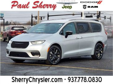 New 2026 Chrysler Pacifica Select