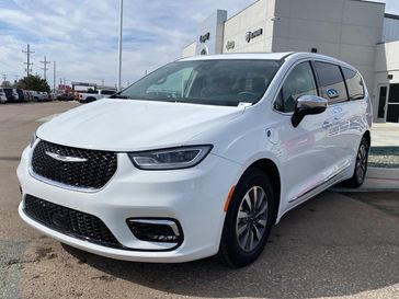 Used 2023 Chrysler Pacifica Hybrid Limited