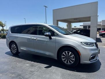 Used 2023 Chrysler Pacifica Hybrid Limited