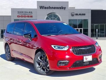 New 2026 Chrysler Pacifica Select