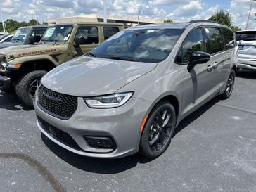 New 2025 Chrysler Pacifica Limited