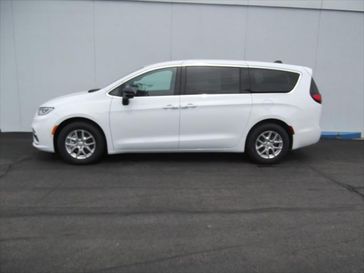 New 2026 Chrysler Pacifica Select