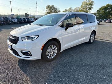 New 2026 Chrysler Pacifica Select