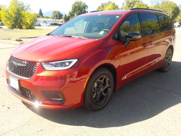 Used 2025 Chrysler Pacifica Hybrid 