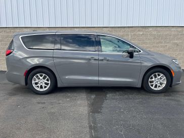 2023 Chrysler Pacifica Touring L in a Ceramic Gray Clear Coat exterior color and Black/Alloy/Blackinterior. Wilmington Auto Center Chrysler Dodge Jeep Ram (937) 556-6430 wilmingtonautocentercdjr.com 