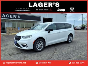 New 2026 Chrysler Pacifica Select Awd