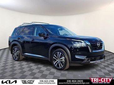 Used 2025 Nissan Pathfinder Platinum