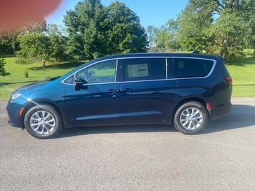 New 2025 Chrysler Pacifica Select Awd