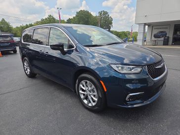 New 2025 Chrysler Pacifica Select Awd