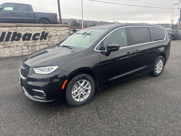 New 2026 Chrysler Pacifica Select