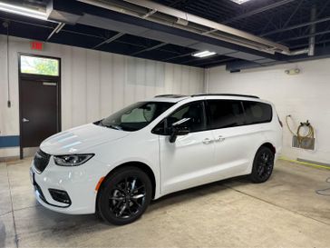 New 2026 Chrysler Pacifica Limited