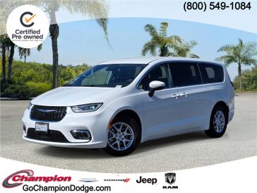 2023 Chrysler Pacifica Touring L's photo