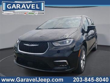 New 2025 Chrysler Pacifica Select Awd