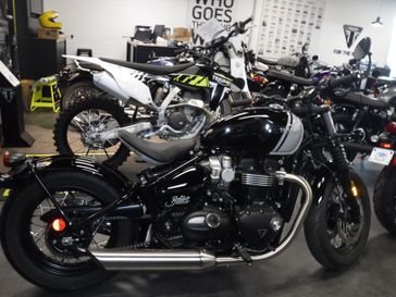 2024 Triumph BONNE BOBBER in a JET BLACK / ASH GRAY exterior color. Engle Motors (816) 241-7554 englemotors.com 