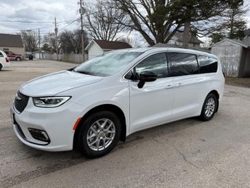 2025 Chrysler Pacifica Select in a Bright White Clear Coat exterior color. Hometown Motors of Rockwell City 712-220-7644 hometownmotorsrc.com 