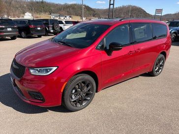 New 2026 Chrysler Pacifica Limited Awd