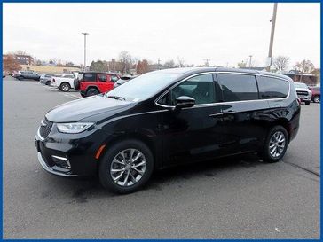 New 2026 Chrysler Pacifica Select