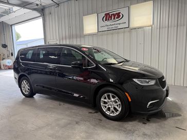 Used 2025 Chrysler Pacifica Select
