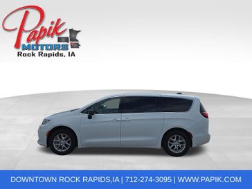 Used 2025 Chrysler Pacifica Select