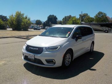 Used 2024 Chrysler Pacifica 