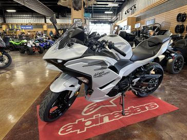 2025 Kawasaki NINJA 500 METALLIC MATTE WHITISH SILVER AND METALLIC MOONDUST GRAY