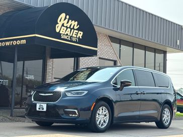 New 2025 Chrysler Pacifica Select