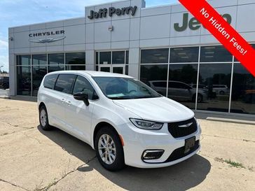 2025 Chrysler Pacifica Select Awd