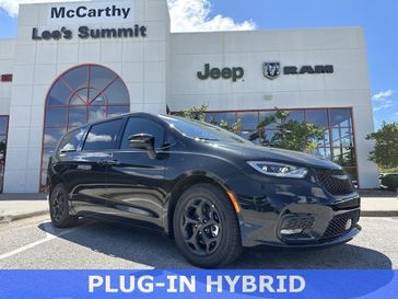 2023 Chrysler Pacifica Plug-in Hybrid Touring L in a Brilliant Black Crystal Pearl Coat exterior color and Blackinterior. McCarthy Jeep Ram 816-434-0674 mccarthyjeepram.com 