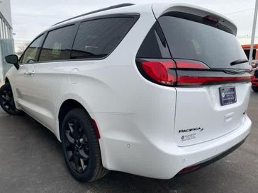 2024 Chrysler Pacifica Limited Awd in a Bright White Clear Coat exterior color and Blackinterior. Wilmington Auto Center Chrysler Dodge Jeep Ram (937) 556-6430 wilmingtonautocentercdjr.com 