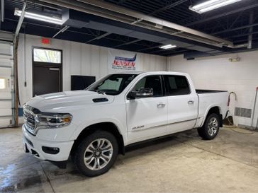Used 2022 RAM 1500 Limited in a Bright White Clear Coat exterior color and Blackinterior. Jensen Chrysler Dodge Jeep Ram 507-354-0542 jensenchryslerdodgejeepram.com 