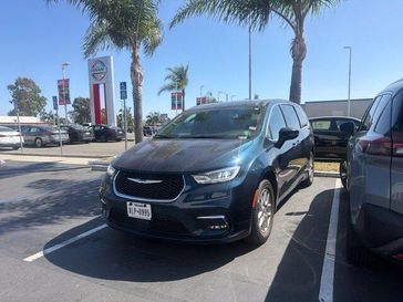 Used 2025 Chrysler Pacifica Select