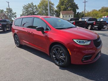 New 2026 Chrysler Pacifica Select Awd