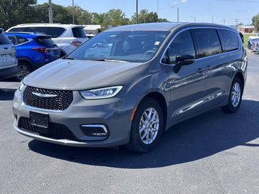 Used 2025 Chrysler Pacifica Select