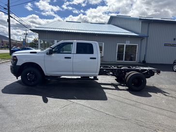 New 2026 RAM 3500 Tradesman Crew Cab Chassis 4x4 60' Ca