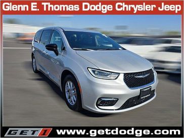 New 2026 Chrysler Pacifica Select