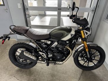 2025 Triumph SCRAMBLER 400 X MATT KHAKI GREEN 