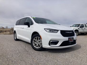 Used 2024 Chrysler Pacifica Touring L