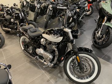 2022 Triumph Bonneville Speedmaster in a SAPPHIRE BLACK/FUSION WHI exterior color. SoSo Cycles 877-344-5251 sosocycles.com 