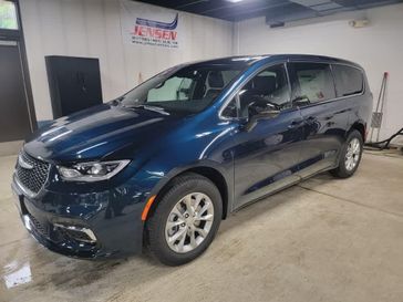 New 2025 Chrysler Pacifica Select Awd