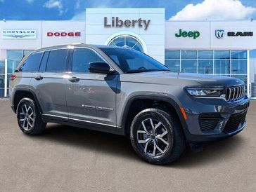 New 2027 Jeep Grand Cherokee Laredo 4x2