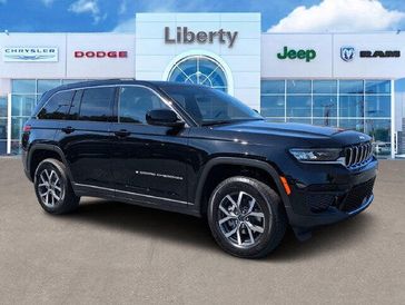 New 2027 Jeep Grand Cherokee Laredo X 4x2