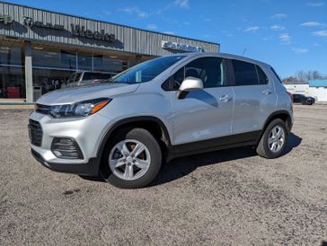 2022 Chevrolet Trax LS in a Silver Ice Metallic exterior color and Jet Blackinterior. Weeks Chrysler - Jeep Dodge 618-603-2267 weekschryslerjeep.com 