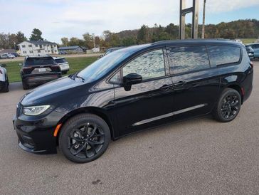 New 2026 Chrysler Pacifica Limited Awd