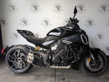 2024 Ducati DIAVEL V4  in a THRILLING BLACK exterior color. BMW Motorcycles of New Orleans 504-595-6776 motojulia.com 