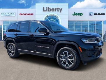New 2027 Jeep Grand Cherokee Laredo 4x2