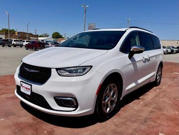 Used 2023 Chrysler Pacifica Limited