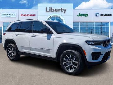 New 2027 Jeep Grand Cherokee Laredo 4x2