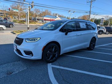 New 2026 Chrysler Pacifica Select